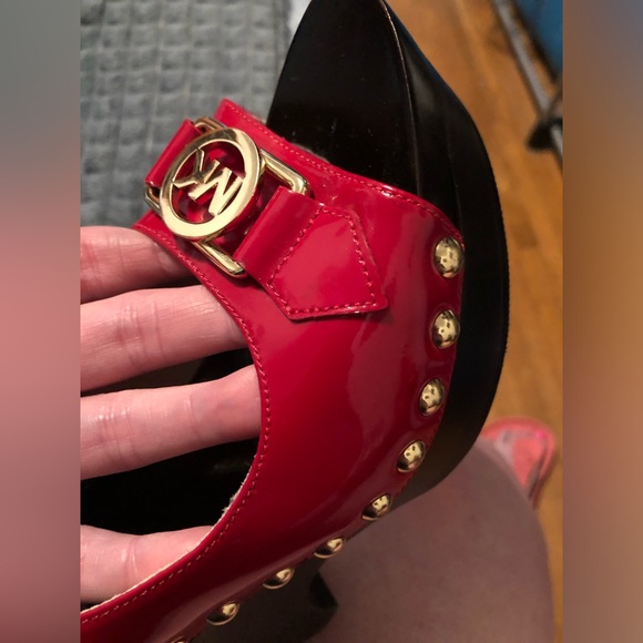 LIKE NEW MICHAEL KORS SLINGBACK WEDGE PATENT LEATHER SANDALS - Picture 11 of 12